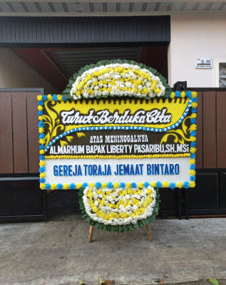 Papan Bunga Duka di Ujung Batung