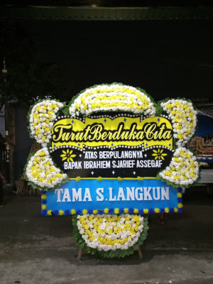Papan Bunga Duka di Ujung Batung
