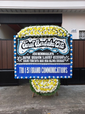 Papan Bunga Duka di Ujung Batung